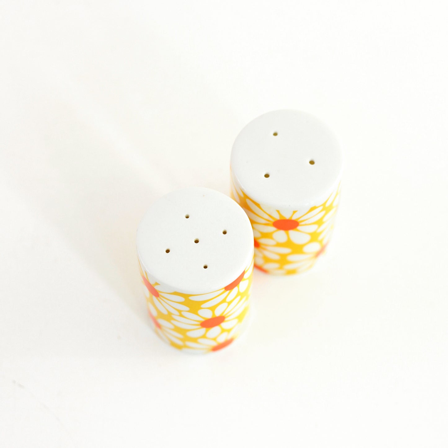 SOLD - Vintage 1960s Daisy Flower Salt and Pepper Shakers