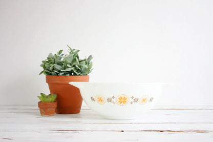 SOLD - Vintage Town and Country 4Qt Pyrex Cinderella Mixing Bowl